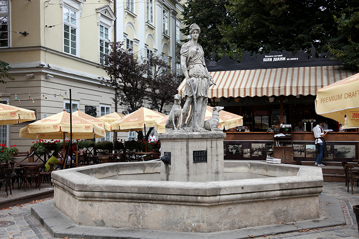 Статуя Дианы (Артемиды) на площади Рынок, Львов